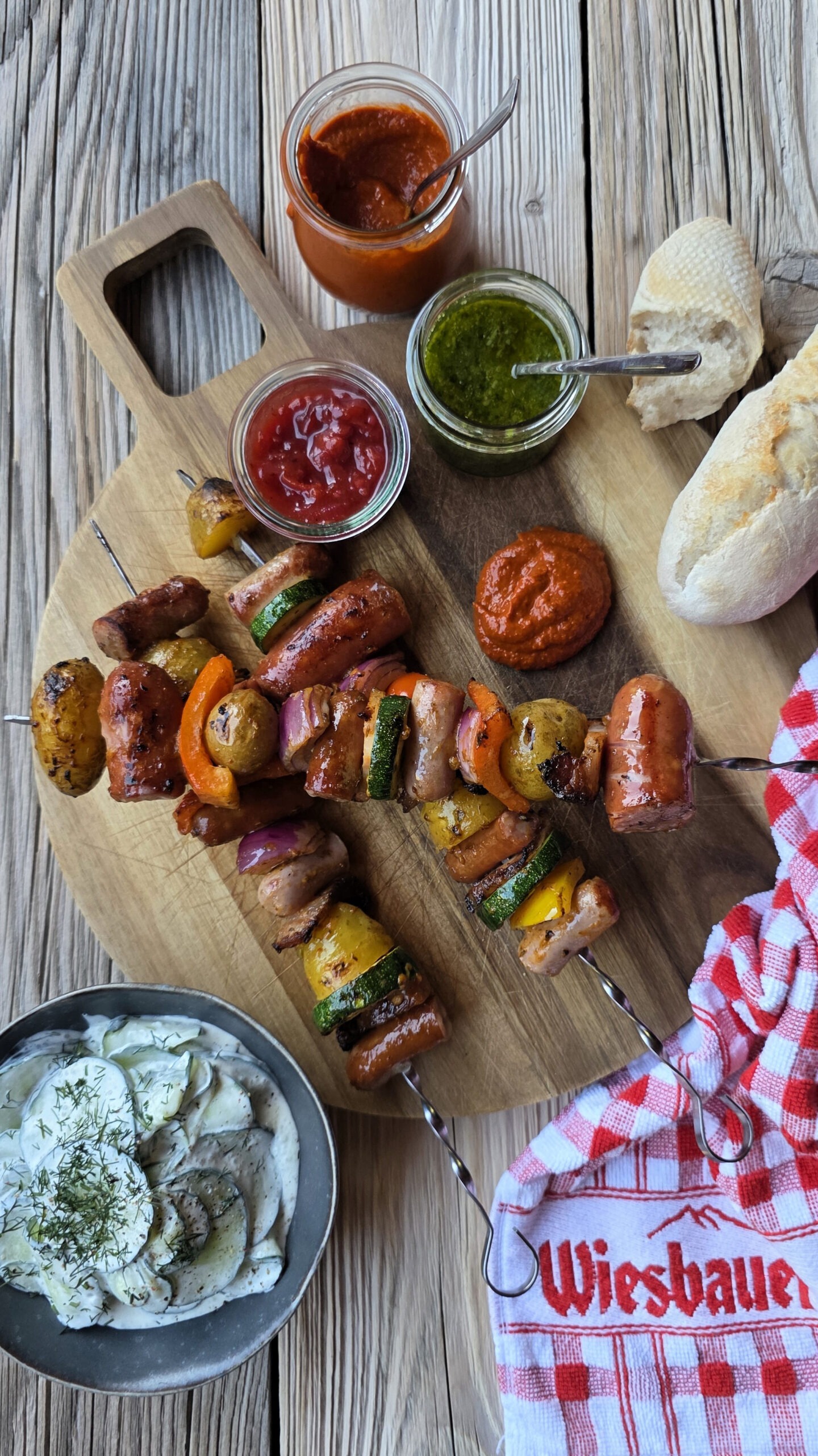 Grillspieße mit Würstchen und Erdäpfel