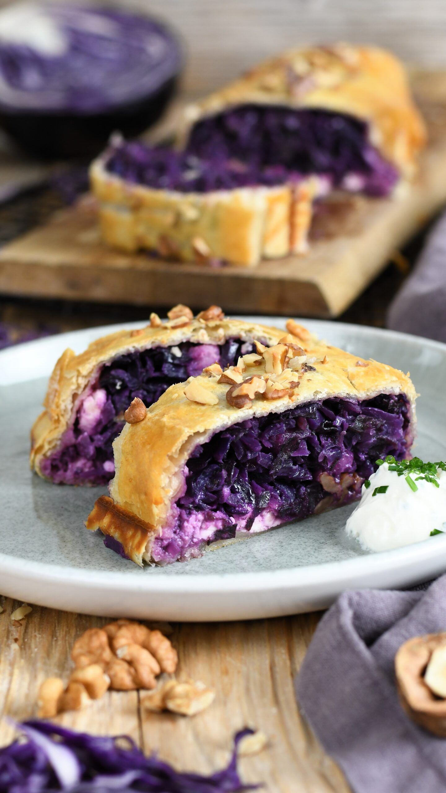Pikanter Rotkrautstrudel mit Birne, Feta und Walnüssen